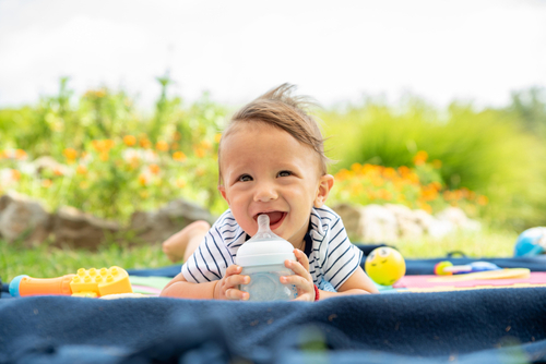 enfant heureux jardin
